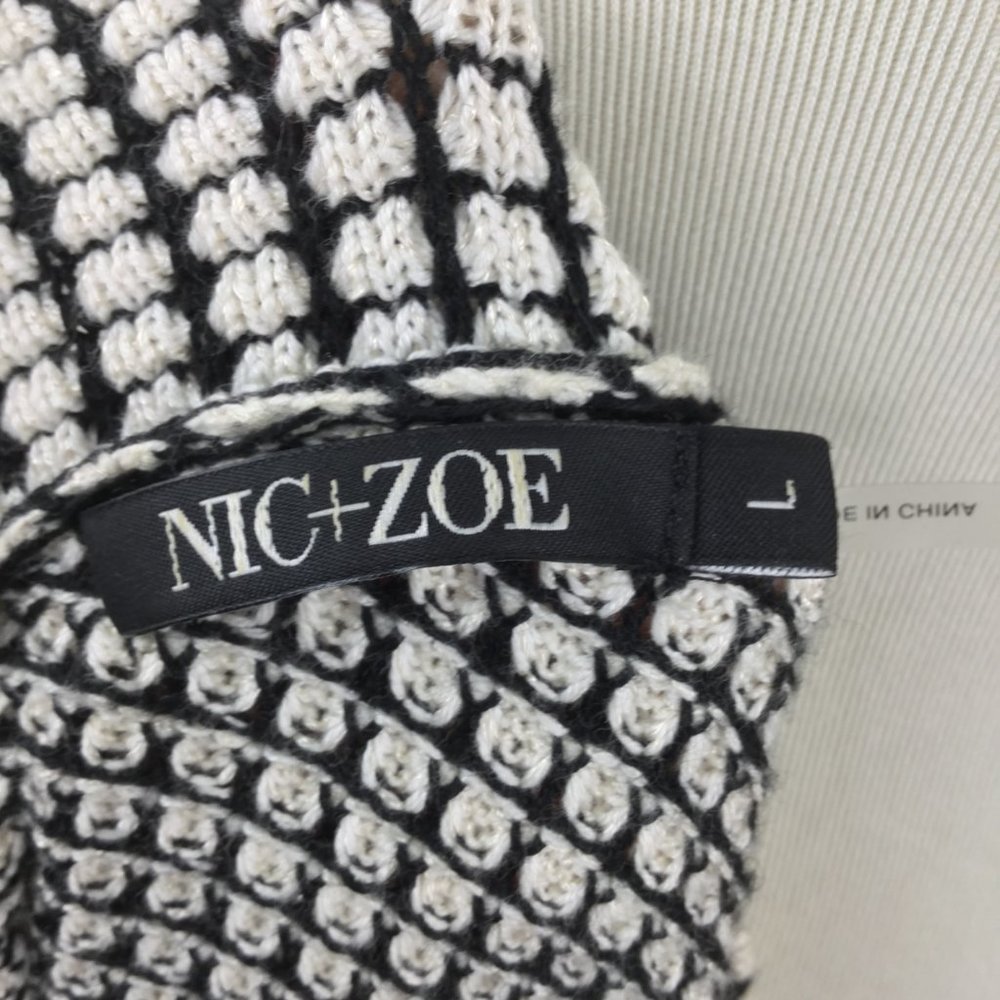 Black & White Geometric Zip Hoodie-like Light Cotton Sweater - Picture 6 of 8